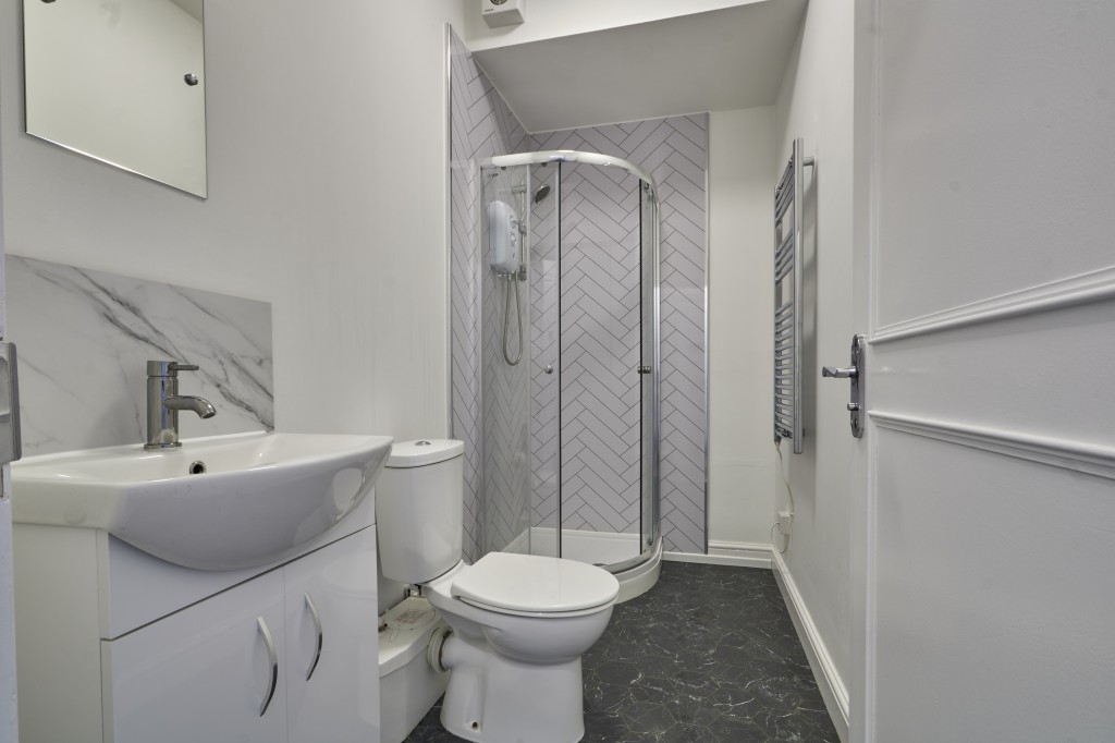Lot: 64 - FREEHOLD INVESTMENT COMPRISING FIVE FLATS - Shower Room
